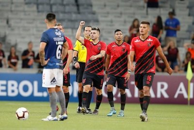 Paranaense golea y trepa al segundo lugar