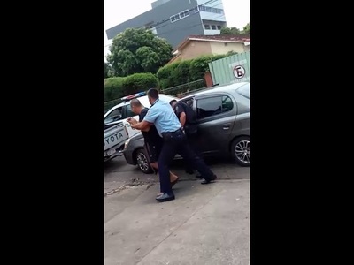 AUTOMOVILISTAS BLOQUEAN ACCESO DE AMBULANCIAS AL HOSPITAL REGIONAL