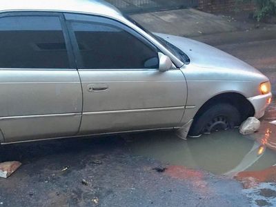 Baches gigantes y emergencia vial en San Lorenzo