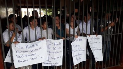 Toman colegio en Santa Rosa del Aguaray para exigir rubros