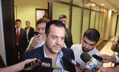 Le hicieron el vacío a Friedmann y se le viene una demanda