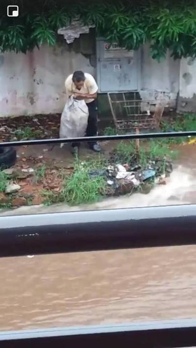 Hombre imputado por arrojar basura al raudal