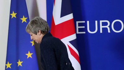 Theresa May bajo amenaza mantiene negociaciones de crisis sobre Brexit