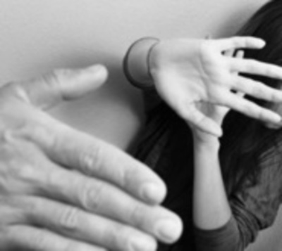 Procesan a hombre que hizo abortar a su mujer a golpes
