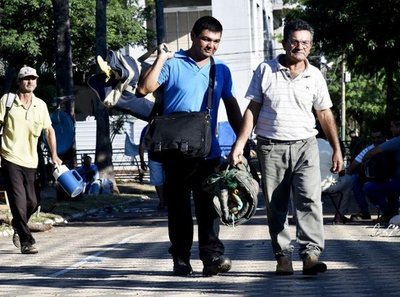 Tras lograr un acuerdo, abandonaron la plaza