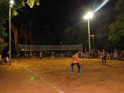 Municipalidad limita horario del vóley por "juntar" a gays