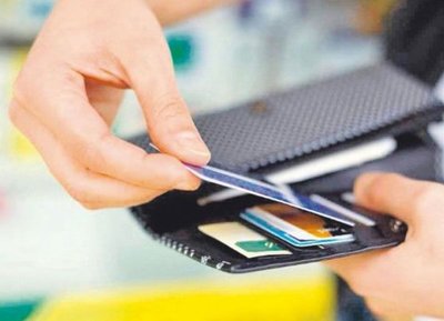 Tarjetas todavía arrastran saldo negativo por el tope