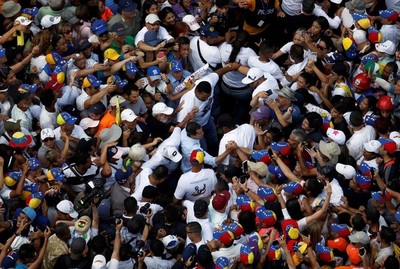 Venezuela: Miles de manifestantes contra el régimen y decenas de heridos tras represión
