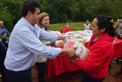 El municipio de CDE adm Sandra Zacarias inicia asistencia en los barrios bajos ante crecida del río Paraná.