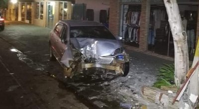 San Ignacio: Joven ebrio chocó por una columna de la ANDE