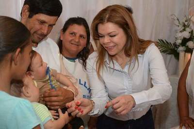 Sandra Zacarias entregó aportes a capillas y personas de escasos recursos en CDE.