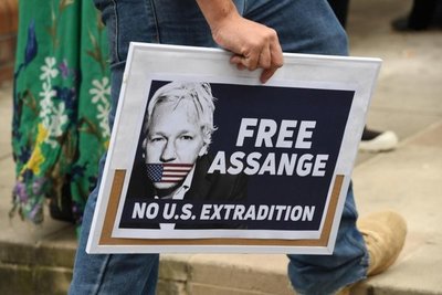 ONU pide que se garantice derecho de Assange a juicio justo