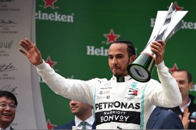 Hamilton gana en China