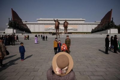 Norcoreanos homenajean a Kim Il Sung en el Día del Sol