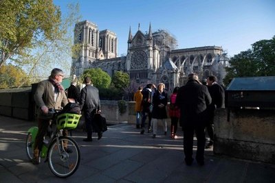 Bomberos temen por el frontón de las fachadas laterales de Notre Dame