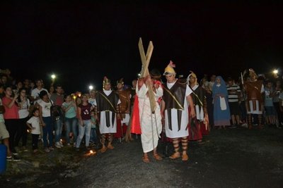 En lo alto del Cerro Ñemby, una cruz, un hombre y los creyentes cambian mi vida
