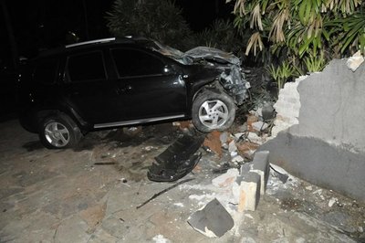 Pierde el control de su camioneta y choca contra casa