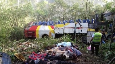 Al menos 17 muertos al chocar y caer por un barranco un autobús en Bolivia