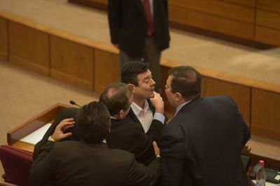 Buzarquis muestra declaración jurada e insta a Dionisio Amarilla a hacer lo mismo