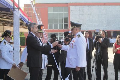 Presidente entregó bastones de mando y medallas al mérito a jefes policiales
