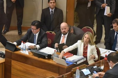 Juicio a contralor: Diputados acusadores estuvieron "flojos", según Zavala