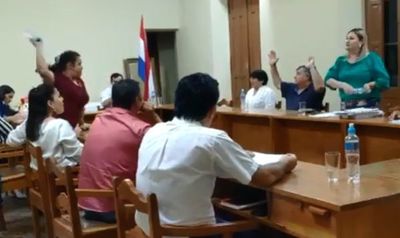 Concejalas de San Pedro del Ycuamandyyú se tiraron agua 'al estilo' Payo