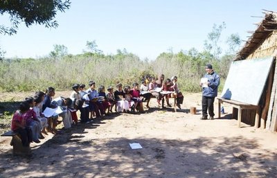 Más de 90.000 maestros celebran su día en medio de carencias del sector