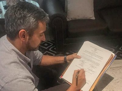 Abdo Benítez decreta asueto para docentes este martes