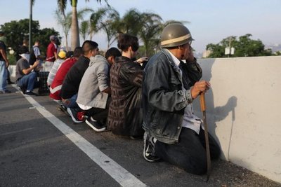 Líderes mundiales reaccionan ante levantamiento en Venezuela