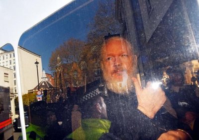 Assange, condenado a casi un año de cárcel por violar libertad condicional