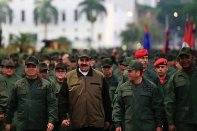 Maduro y militares venezolanos se declaran en ofensiva contra “golpistas
