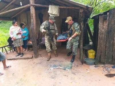 Militares ayudan a rescatar a anciana enferma