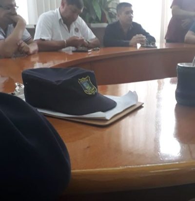 Agentes de tránsito hacen brazos caídos en Franco