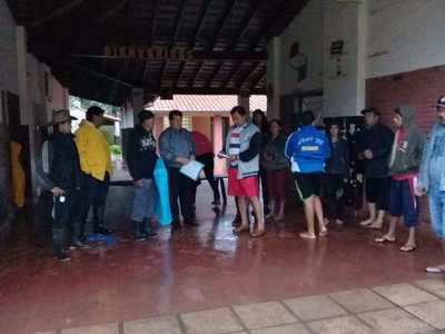 Gobierno asiste a través de la EBY a familias afectadas por lluvia en zona sur del país