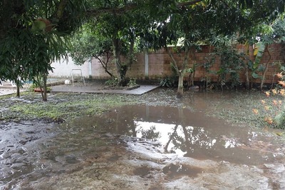 Se cayó muro de Conti Paraguay y aguas negras inundaron barrio