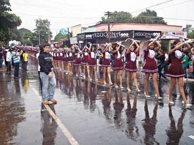 Desfile estudiantil de mayo solo con chiroleras, bandaliza y abanderados