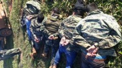 Policías detenidos no tenían autorización para permanecer en inmueble allanado