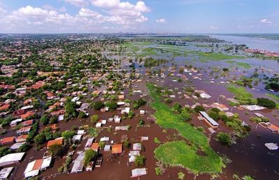 El río Paraguay continúa creciendo y afecta a 12.500 familias en Asunción