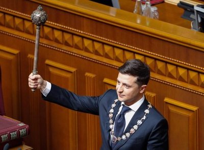 Presidente de Ucrania jura su cargo y anuncia disolución del Parlamento