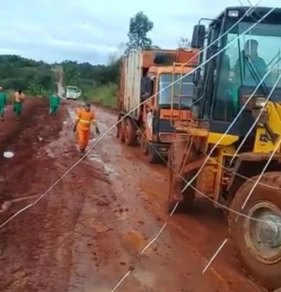Camiones remolcados por tractores ante mal estado de caminos, en CDE