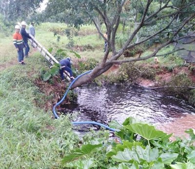 Atienden derrame de combustible en ruta de Itauguá
