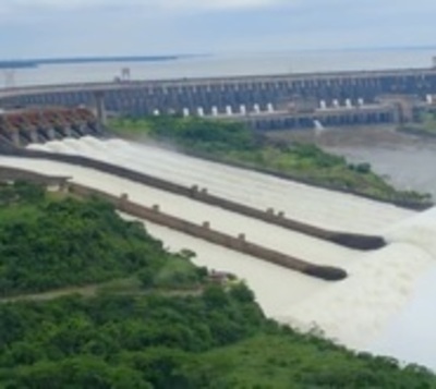 Apertura de compuertas cautiva a visitantes en Itaipú