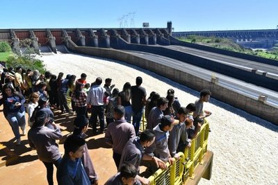 Público apreció vertido de las aguas de Itaipú