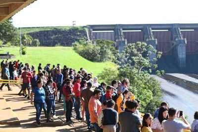 Unas 5.000 personas apreciaron la apertura del vertedero de Itaipú