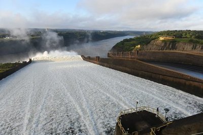 Más de 5 mil personas apreciaron la apertura del vertedero de Itaipu