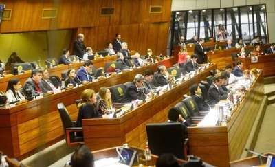 Mientras en Senado expulsan, en Diputados se abroquelan