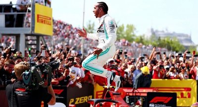 Hamilton gana, sanción a Vettel