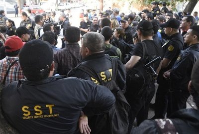 Guardias protestan y denuncian explotación
