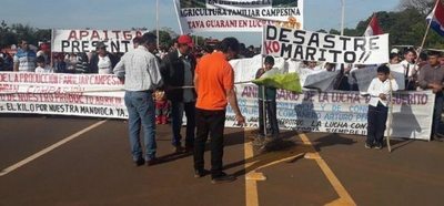 Prosigue la manifestación de productores de mandioca