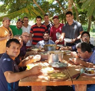 Directores comían en “granja”